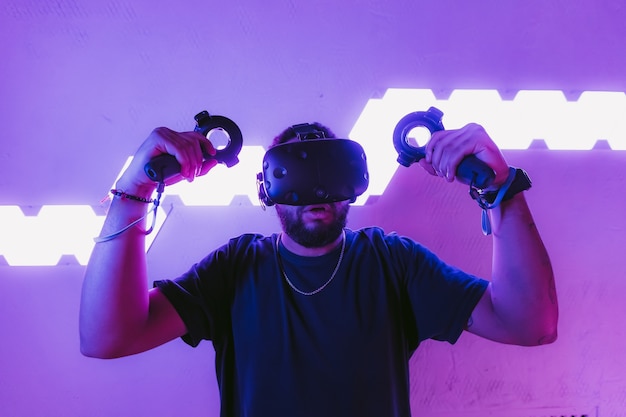 Jeune homme avec des lunettes de réalité virtuelle