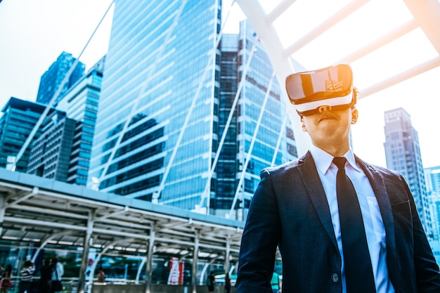 Un jeune homme avec des lunettes de réalité virtuelle