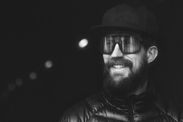 Jeune homme avec des lunettes de sport en blanc et noir