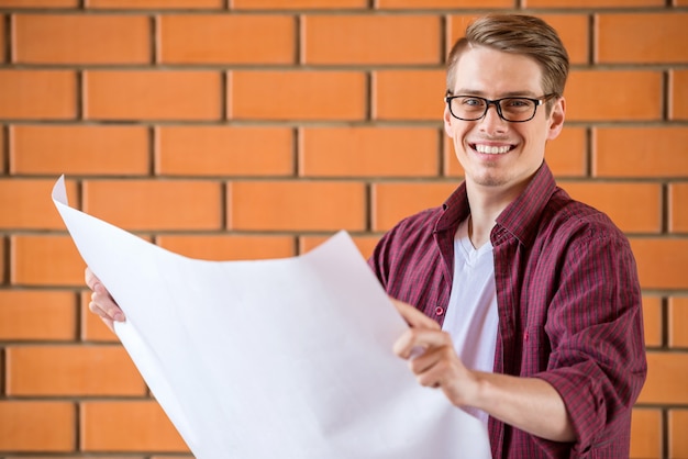 Jeune Homme à Lunettes, Tenant Un Papier Whatman.