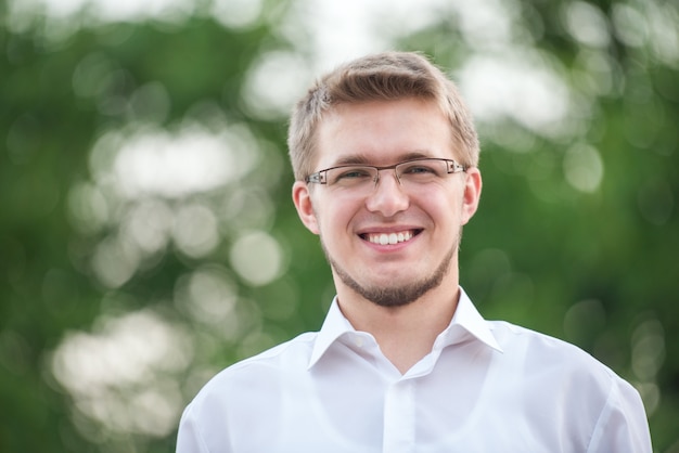 Jeune homme avec des lunettes