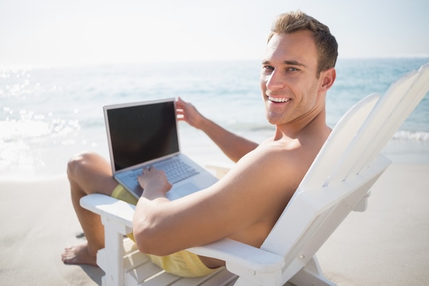 jeune homme en maillot de bain