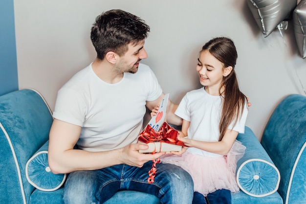 Photo jeune homme à la maison avec sa petite fille mignonne