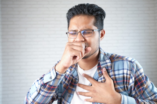 jeune homme malade tousse et éternue