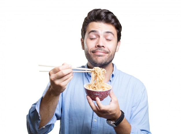 Jeune homme manger des sushis sur fond blanc