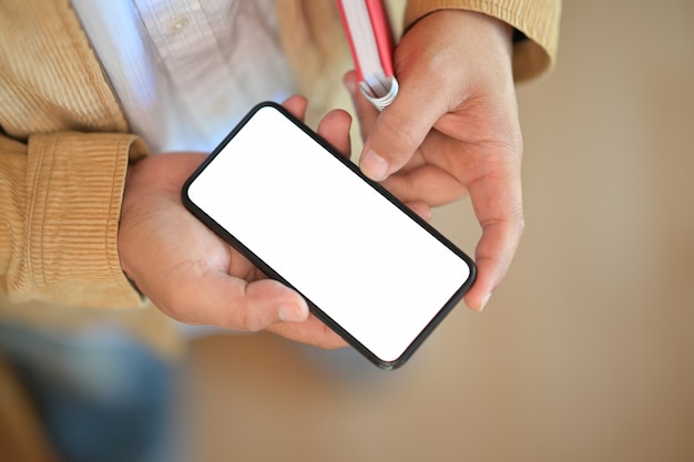 Jeune homme avec une maquette écran vide mobile smartphone