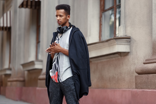 Jeune homme marchant dans les rues