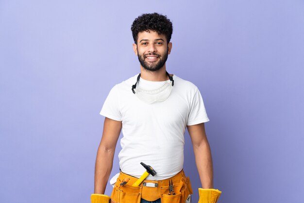 Photo jeune homme marocain électricien isolé