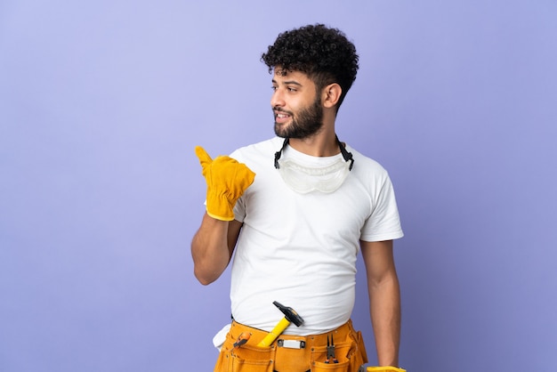 Jeune homme marocain électricien isolé