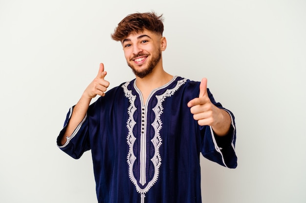 Jeune homme marocain isolé sur blanc pointant vers l'avant avec les doigts.