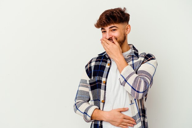 Jeune homme marocain isolé sur blanc rire émotion heureuse, insouciante et naturelle.