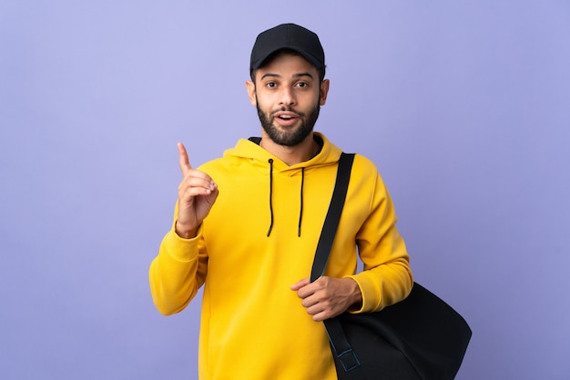 Jeune homme marocain de sport avec sac de sport isolé