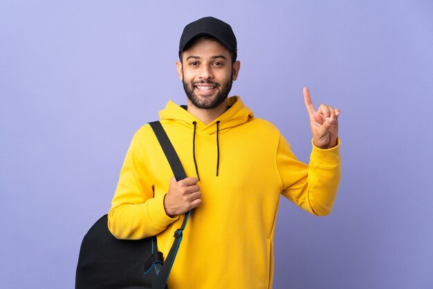 Jeune homme marocain de sport avec sac de sport isolé