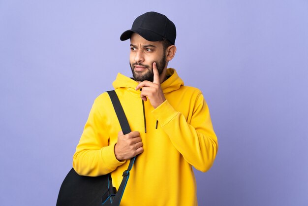 Jeune homme marocain de sport avec sac de sport isolé