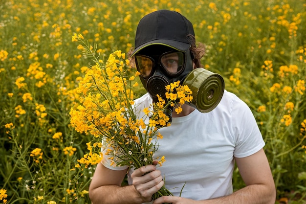 Un jeune homme avec un masque à gaz.