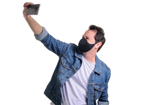 jeune homme avec masque prenant selfie