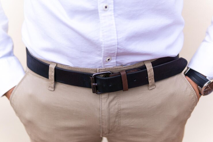 Photo jeune homme méconnaissable avec ceinture marron