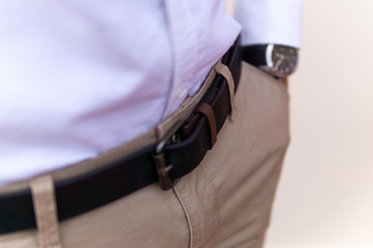 Photo jeune homme méconnaissable avec ceinture marron