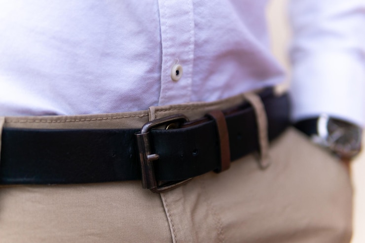 Photo jeune homme méconnaissable avec ceinture marron