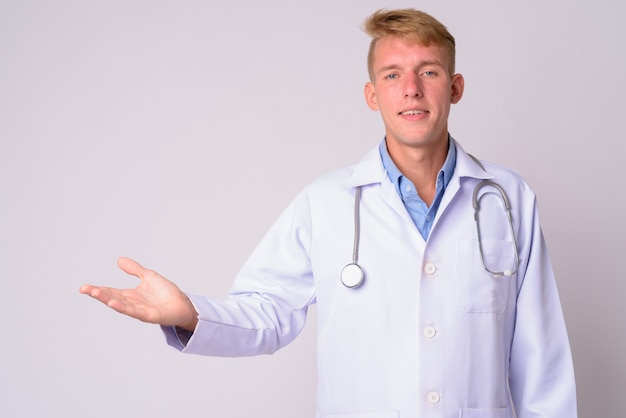 jeune homme médecin aux cheveux blonds