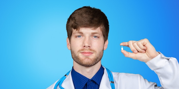 Jeune homme médecin confiant en blouse médicale