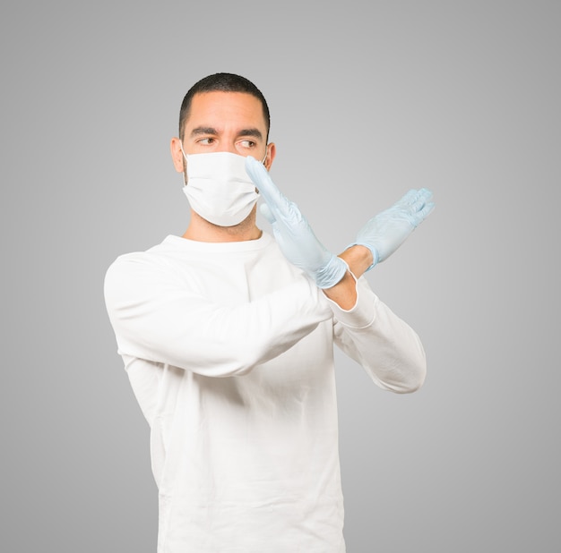 Jeune homme médecin portant un masque et des gants de protection