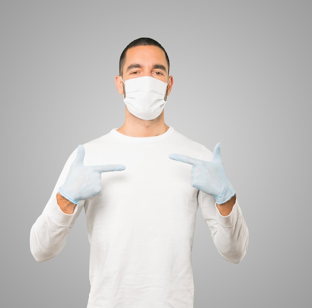 Jeune homme médecin portant un masque et des gants de protection