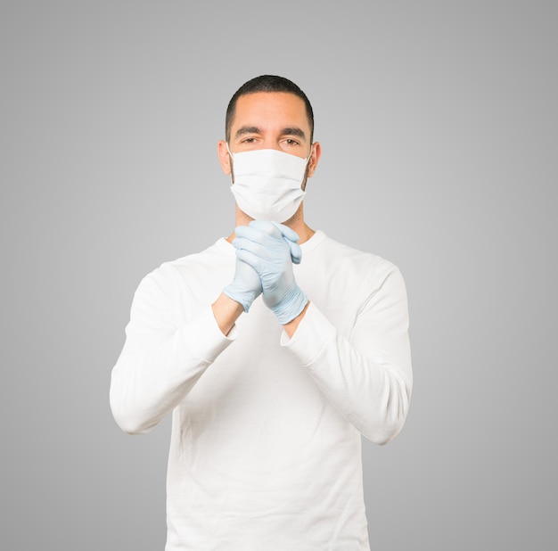 Jeune homme médecin portant un masque et des gants de protection