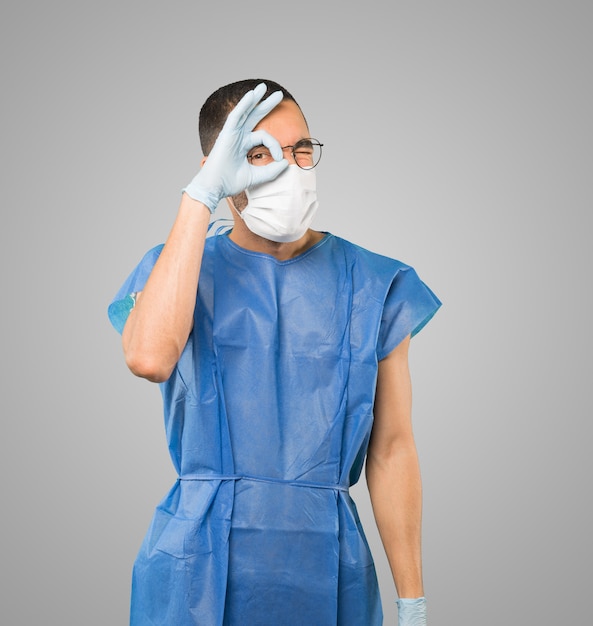 Jeune homme médecin portant un masque et des gants de protection