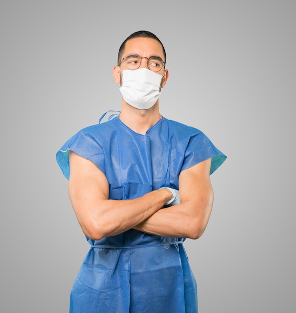 Jeune homme médecin portant un masque et des gants de protection