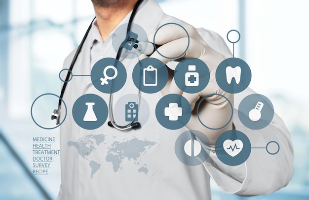 Jeune homme médecin en uniforme blanc avec stéthoscope