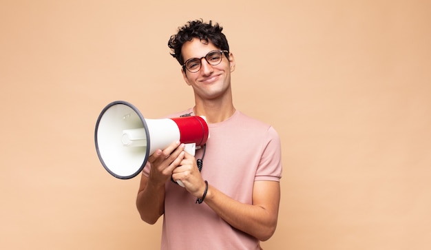 Jeune homme avec un mégaphone