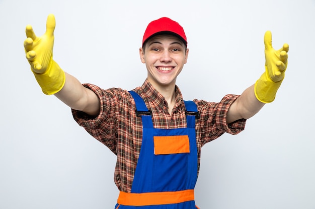 jeune homme de ménage en uniforme et casquette avec des gants