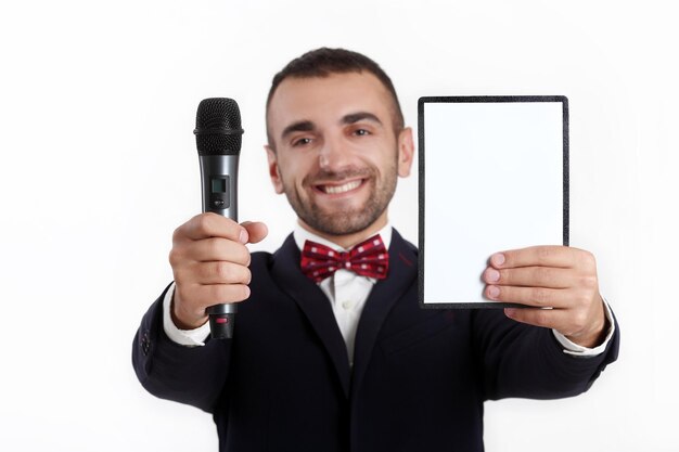 Jeune homme avec un microphone et une tablette