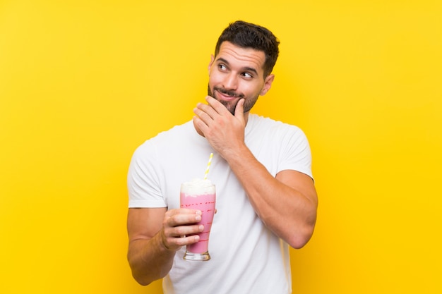 Jeune homme, à, milkshake fraise, penser