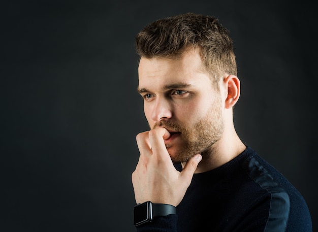 Jeune homme de la mode. Beau mec sexy avec une grimace.