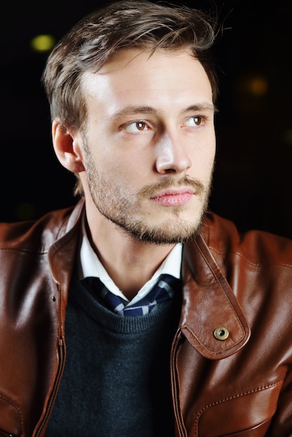 Jeune homme à la mode avec des vêtements en cuir