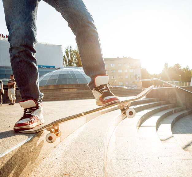 Jeune homme monté sur une planche à roulettes.