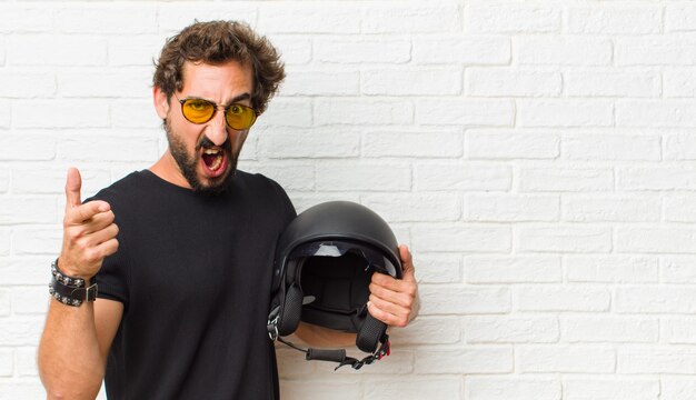 Jeune homme montrant avec une expression de colère