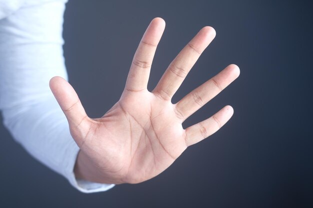 Jeune homme montre un soupir d'arrêt isolé en noir