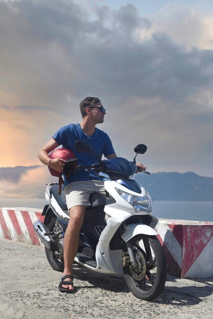 Jeune homme motocycliste contre le sud de la mer de chine méridionale au vietnam