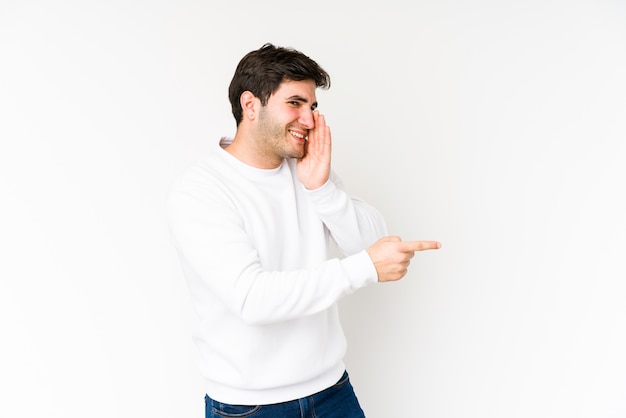 Jeune homme, sur, mur blanc, dire a, potins, pointage côté