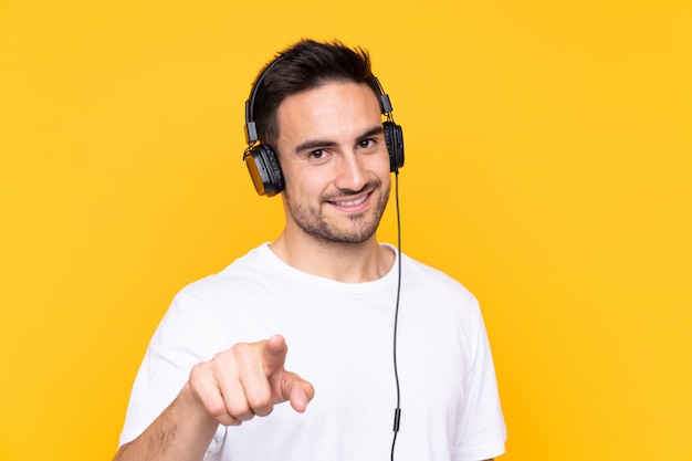 Jeune homme, sur, mur jaune, écoute, musique