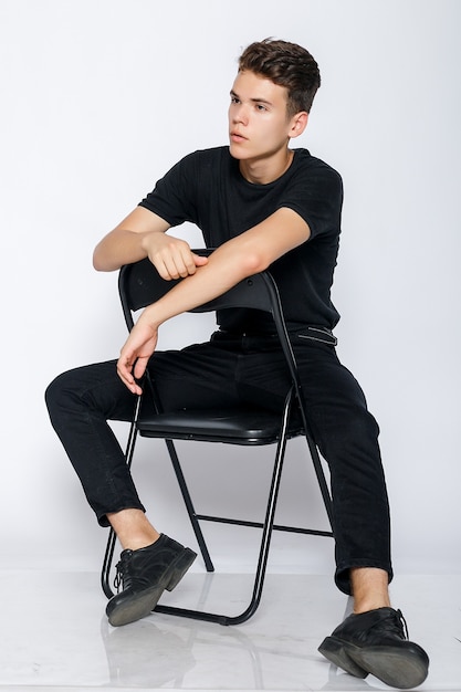 Jeune homme musclé dans un t-shirt noir et un jean
