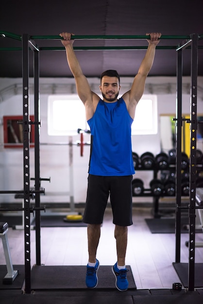 jeune homme musclé faisant des tractions sur la barre horizontale dans le cadre de l&#39;entraînement de fitness cross