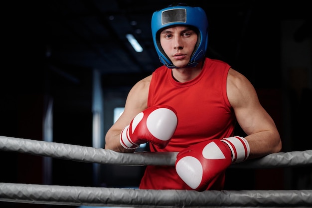 Un jeune homme musclé sur le ring de boxe