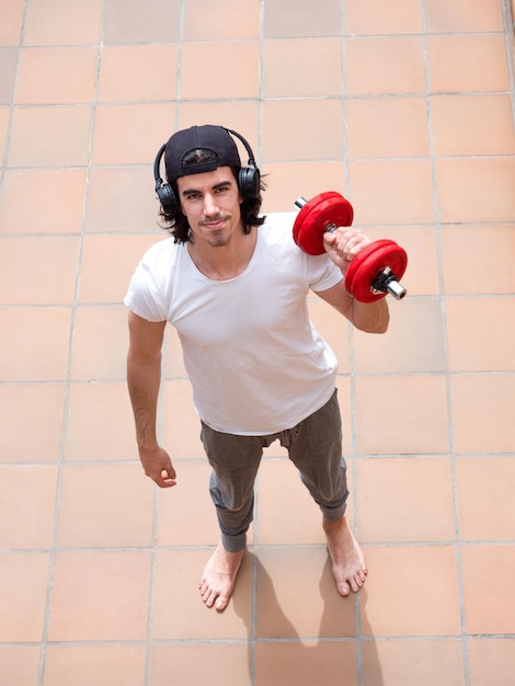 jeune homme, musculation, sourire