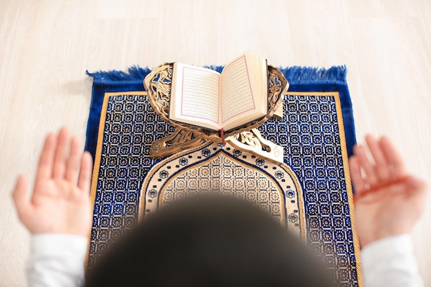 Jeune homme musulman priant à l'intérieur