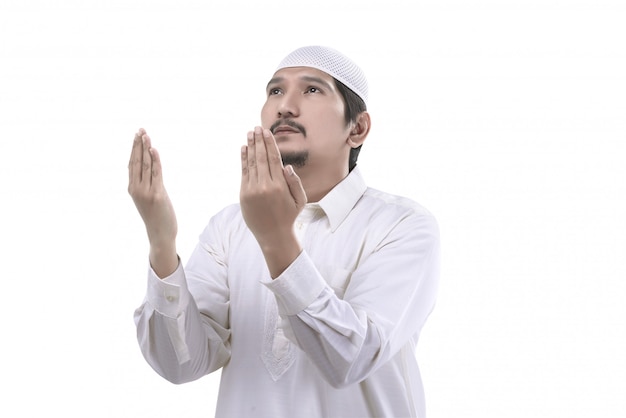 Jeune homme musulman priant