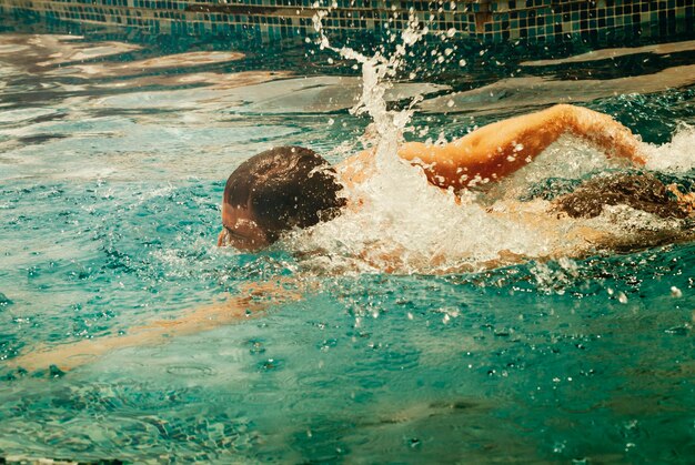 Photo jeune homme, nageur, train, natation, dans, piscine